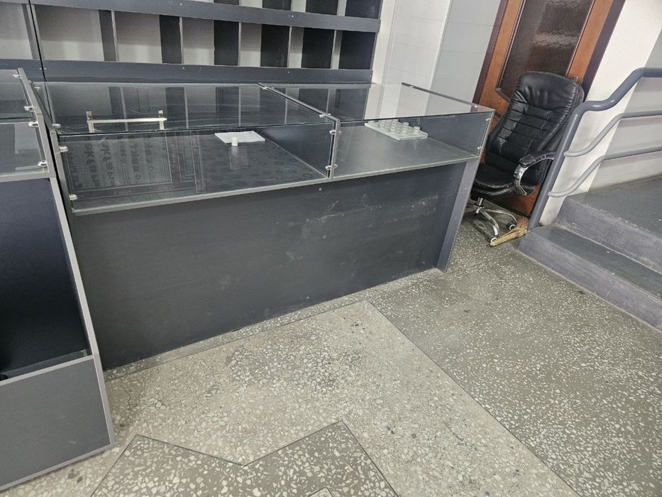 Vitrina mebel sotiladi arzon narxda