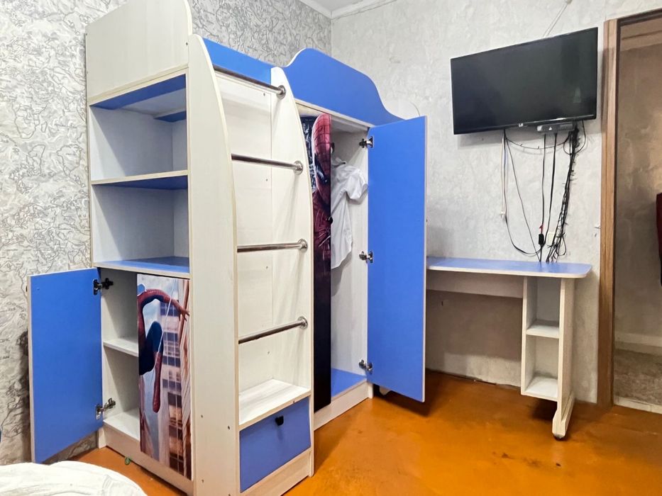 Шкаф, стол, кровать
