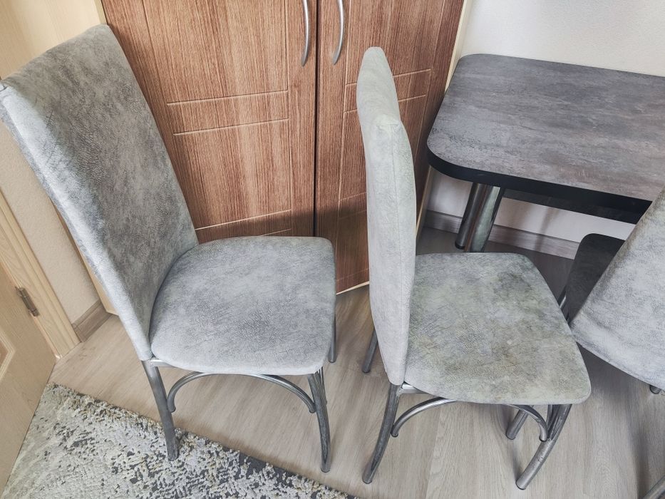 Стол со стульями