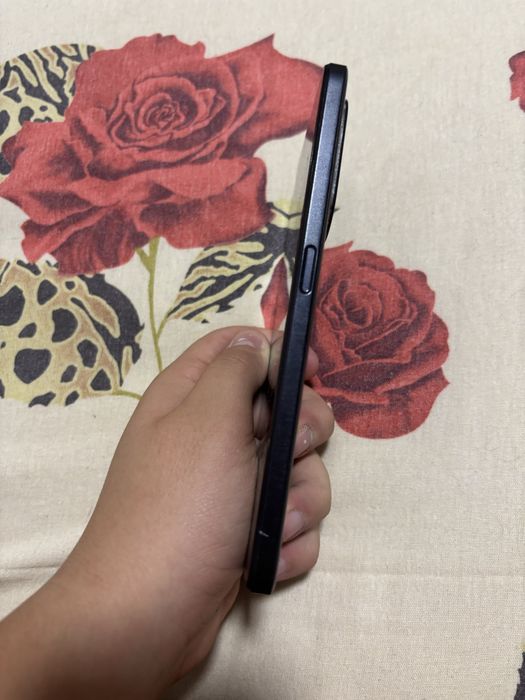 Oppo a 78 putine zgarieturi pe fata dar in reste este nou livrare doar in bucuresti si pe vinted datimi msj aicea nu stiu sa il trimit prin olx