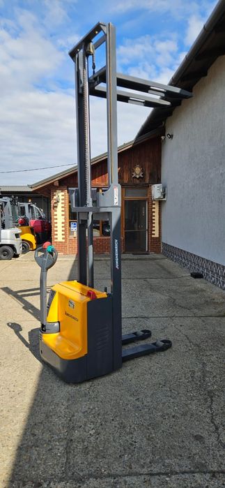 Transpaleta cu Catarg Liza electrica