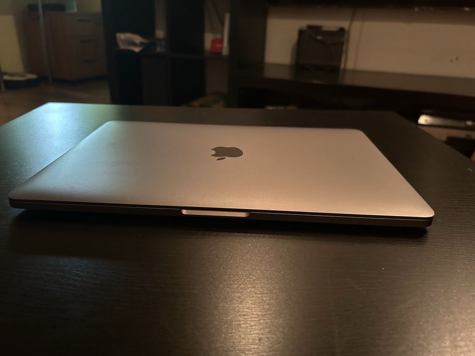 Vând Macbook Pro A1708 i5 8 GB RAM 256 GB SSD 813 cicluri