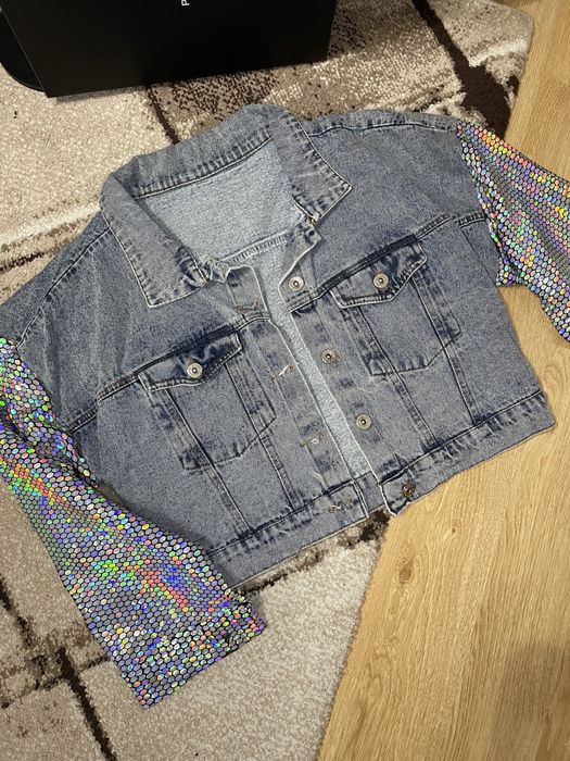 Дънково якенце с блестящи ръкави.