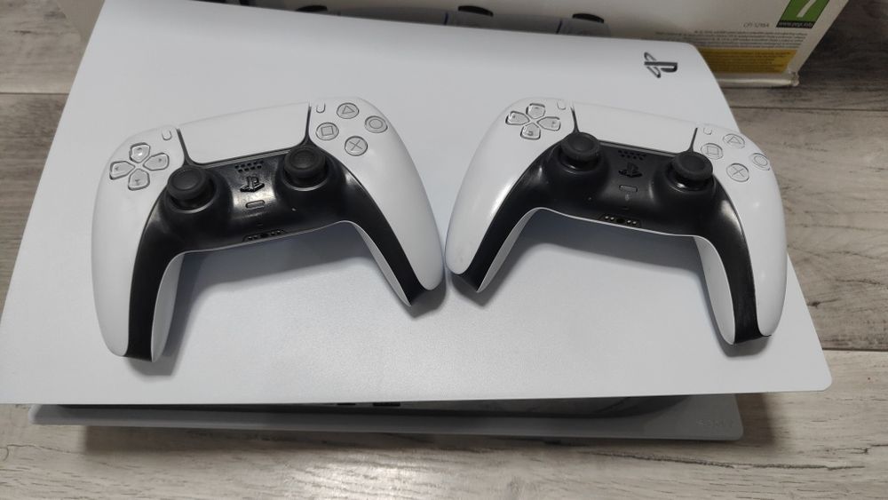 PlayStation 5 disc edition + controlere
