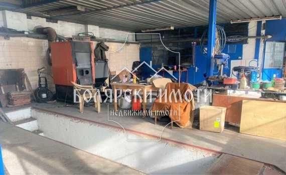 Автосервиз и къща в Самоводене