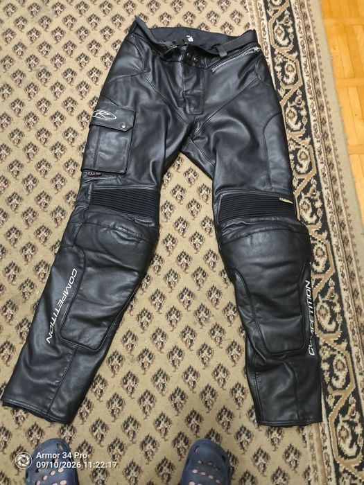 Pantaloni originali din piele groasa dar pentru cunoscatori pielea este foarte fina,manusa practic...