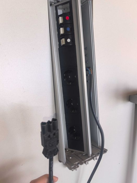 Масивно офис бюро 140×140 см | Метална конструкция|Контакти+USB