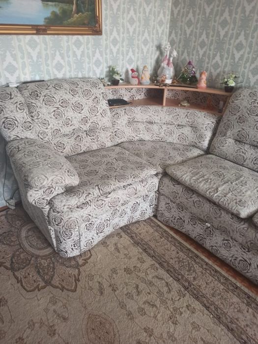 Продам мягкий уголок и люстры