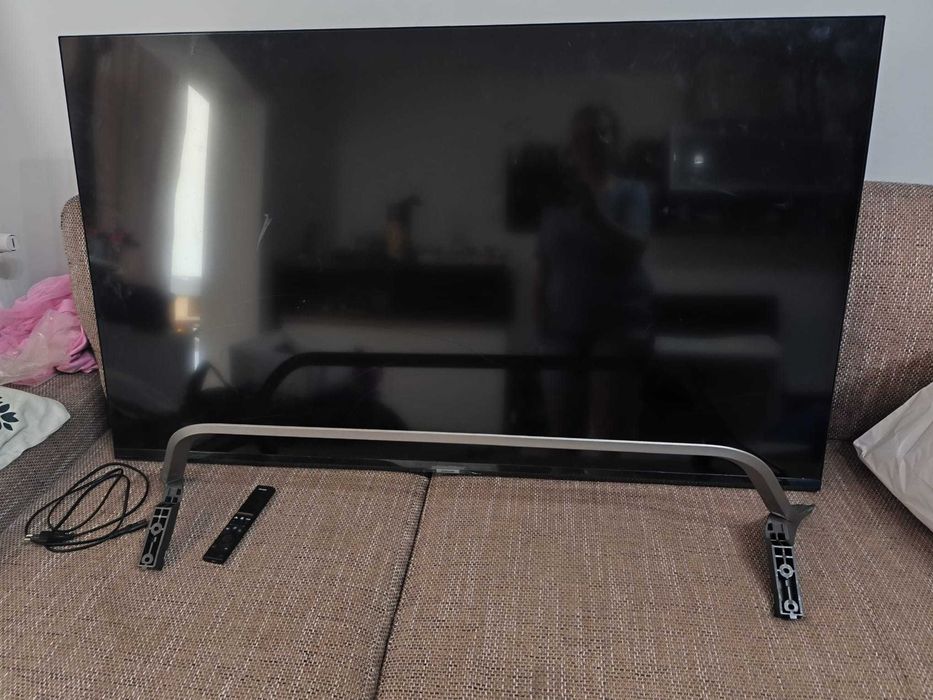 Smart TV Samsung cu diagonala 140 cm