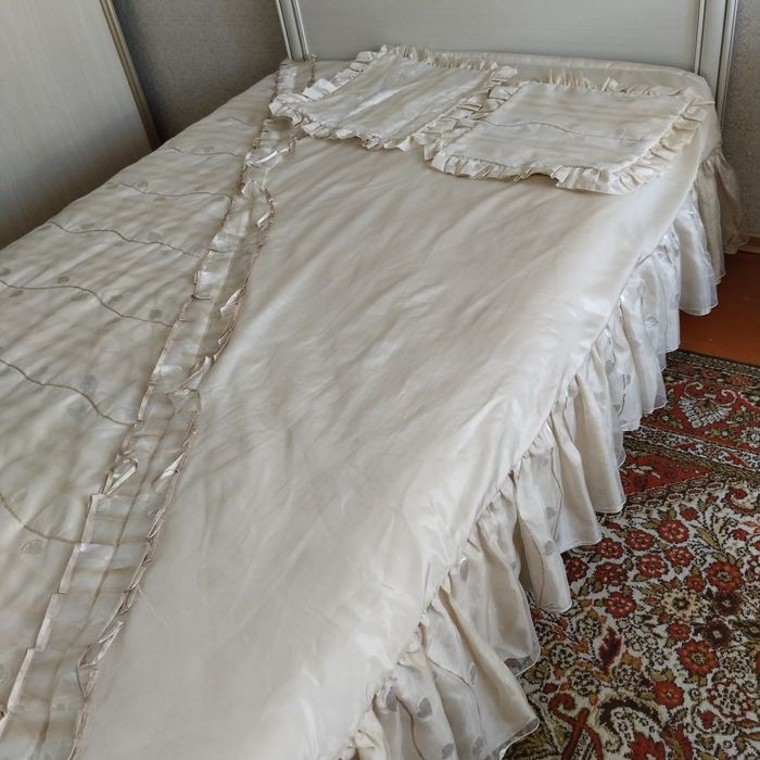 Продаются шторы и покрывало.