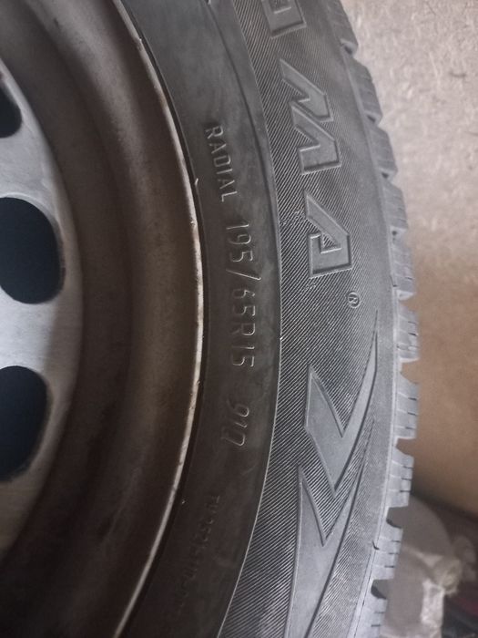 Продам комплект зимней резины с дисками