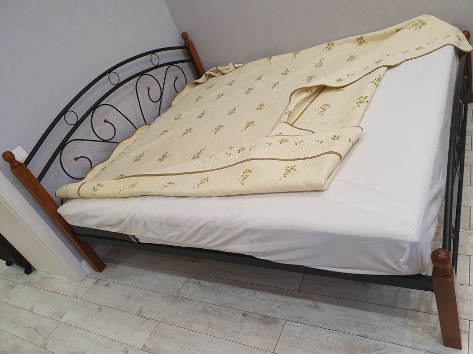 Кровать с матрасом