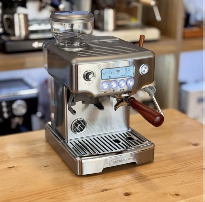 Кофемашина Японского брэнда "Mebashi 2073" — со встроенным кофемолом