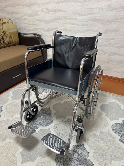 Инвалидная коляска и ходунок