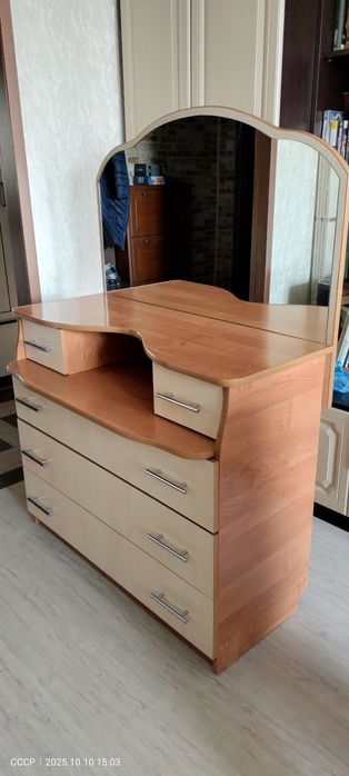 Продам комод с зеркалом