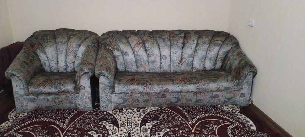 Диван, 2 та креслоси билан. Матраси калин, бакувват.  Сифати яхши.