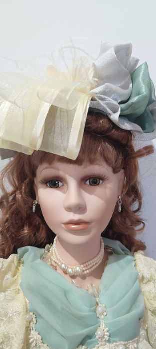 Păpușă de porțelan