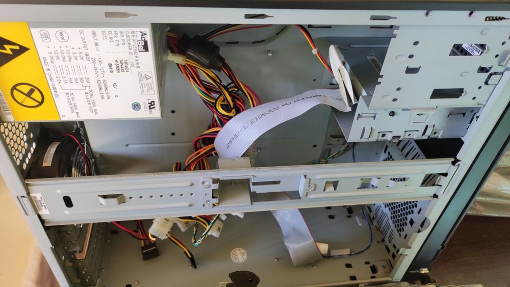 Компютърна кутия IBM eServer xSeries 205 (с захранване)