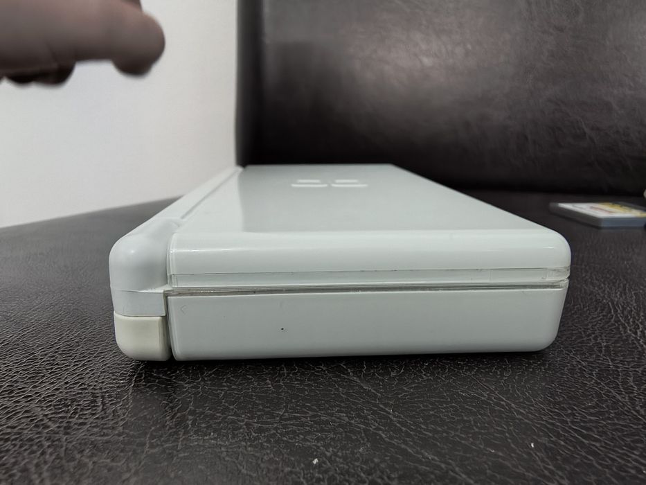 Nintendo DS Lite, alimentator original + un joc