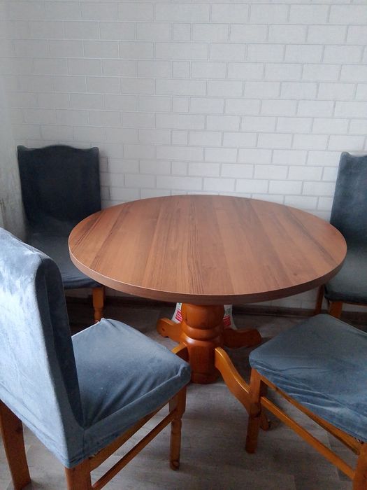 Кухонный стол и стулья