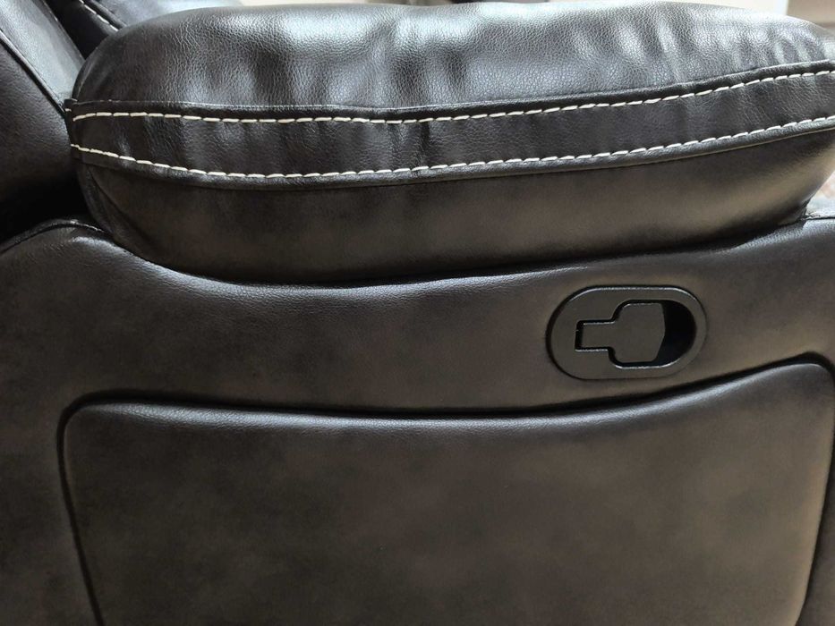 Vând canapele din piele neagră