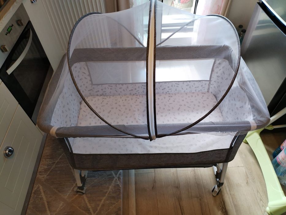 Pătuț Bebe Multifuncțional / Co-Sleeper Gri, cu Plasă de Țânțari Integrată – Ca Nou!l