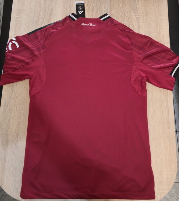 Домакинска тениска на Манчестър Юнайтед