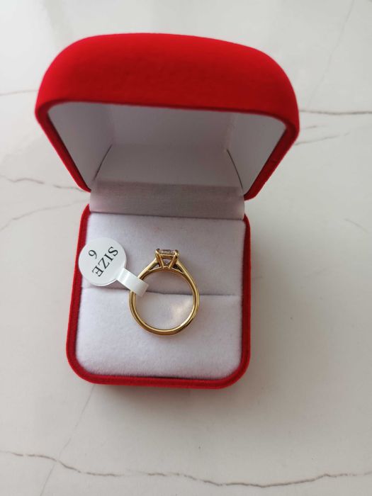 Златен пръстен, годежен пръстен, кутийка за пръстен, кутия