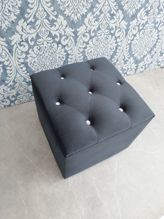 Vând taburet negru Chesterfield cu spatiu de depozitare din catifea