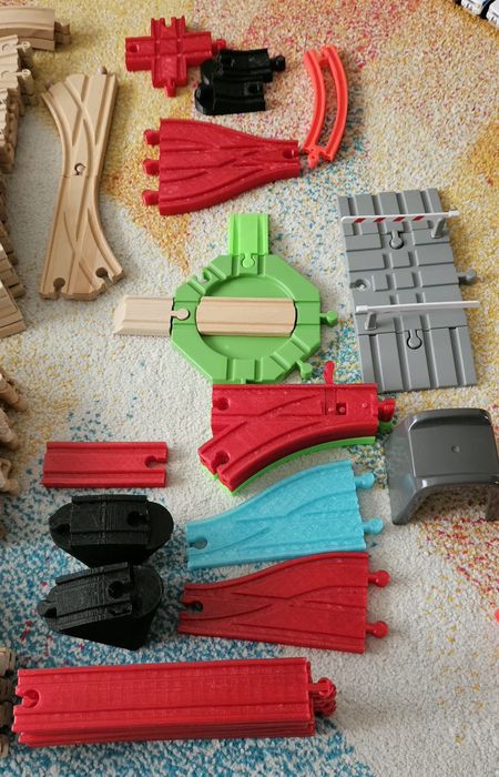 Set trenulet, sine Ikea lemn si plastic, vehicule electrice si manuale