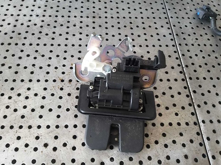Broasca haion audi a3 8v sportback 8r0827505a