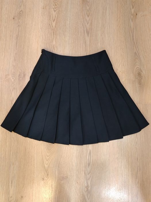 Чёрная школьная юбка в складку.