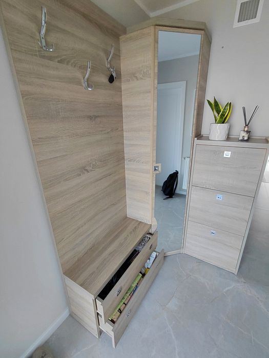 Cuier cu dulap și papucar pe colț