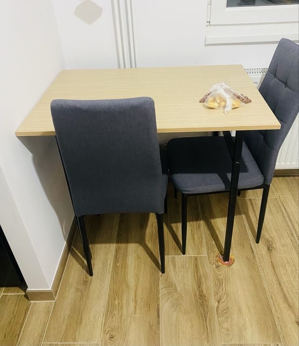 Masa cu doua scaune, foarte cocheta!