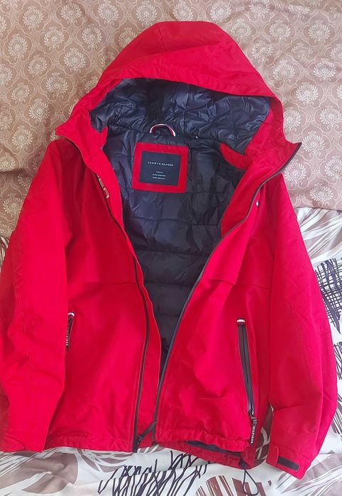 Haină Tommy Hilfiger anti-vânt, impermeabila unisex roșie M