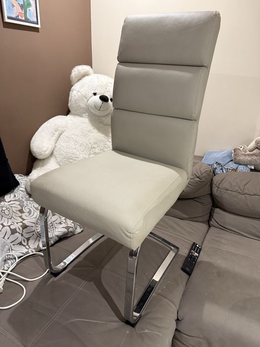 Два броя трапезни столове