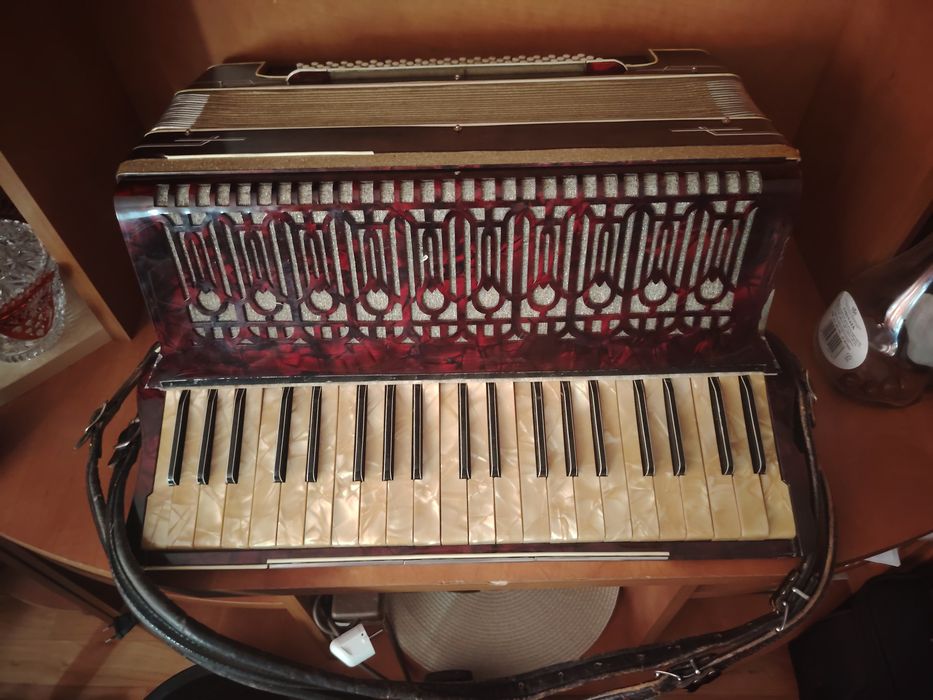 Vând , nu schimb, acordeon  Italian Royal Standard de colecție 120 basi in4 scaune  din lemn cu 3 Registre