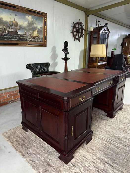 Класическо бюро Chesterfield