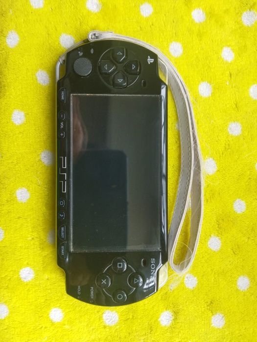 Продам портативную приставку psp 2000