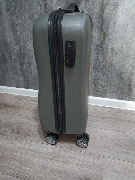 Чемодан 32-47-18 см (ручная кладь)