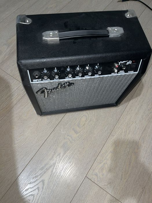 Ел.китара Squier STRATOCASTER + Усилвател Fender Frontman 15G + педал с ефект Distortion + стойка за китара Fender + калъф на китарата и три кабела.