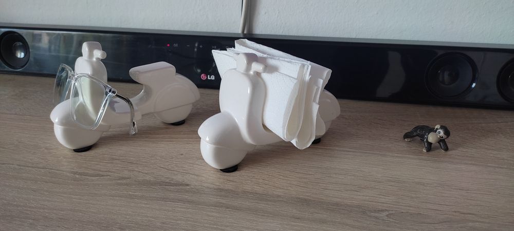 Mini scutere Vespa din porțelan