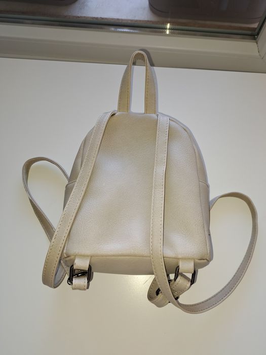 Продавам раница.