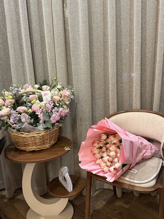 Цветы розы сирен с корзине