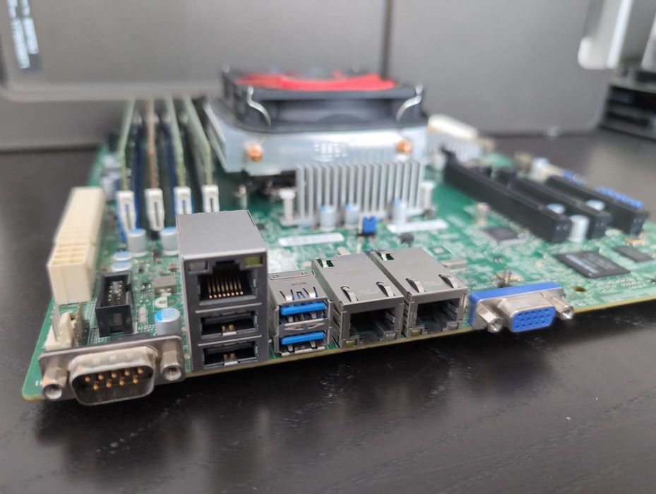 Дъно за сървър (NAS), с процесор и охладител