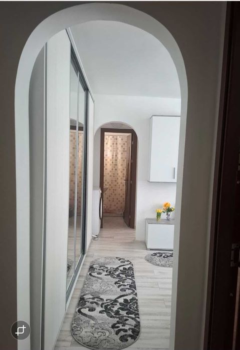 Apartament 3 camere de vânzare – Cartier Nord, Râmnicu Vâlcea  Se oferă spre vânzare apartament cu 3 camere. Renovat și mobilat