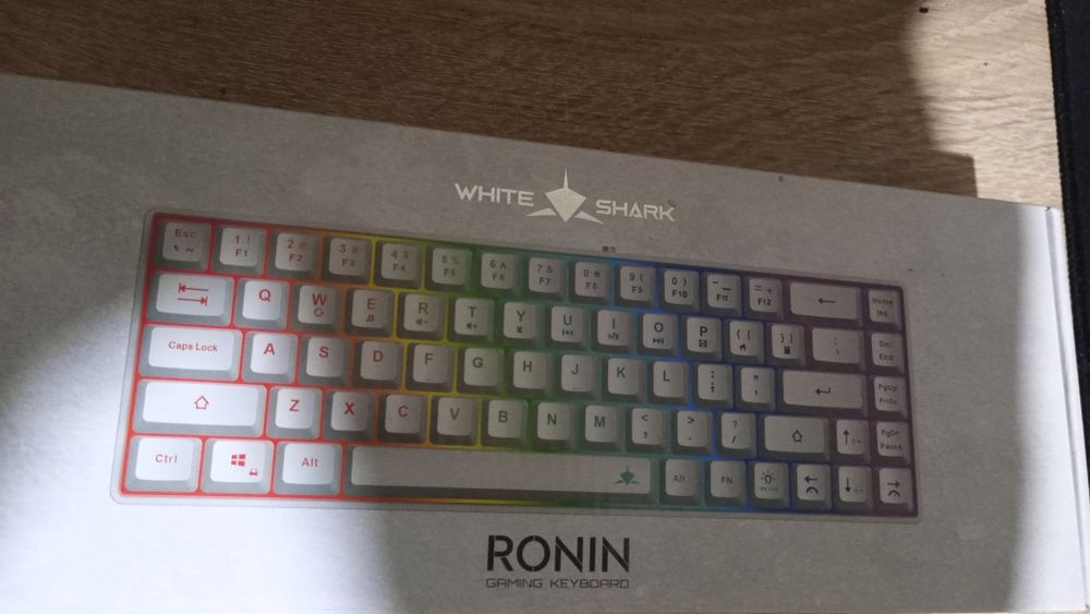 Vând Tastatura white shark