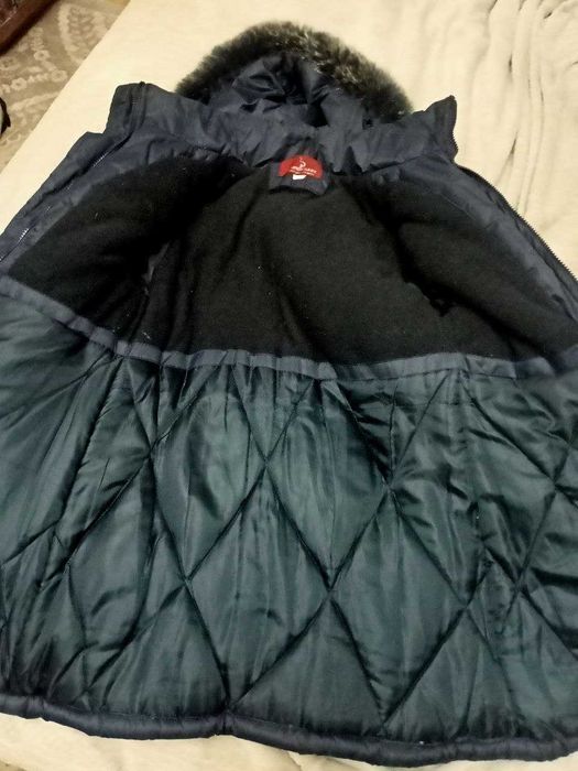 куртка зимняя теплая . темносинего цвета.на девочку подростка. рост