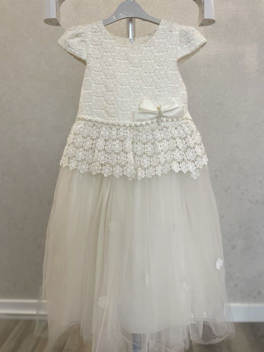 Платье белое нарядное