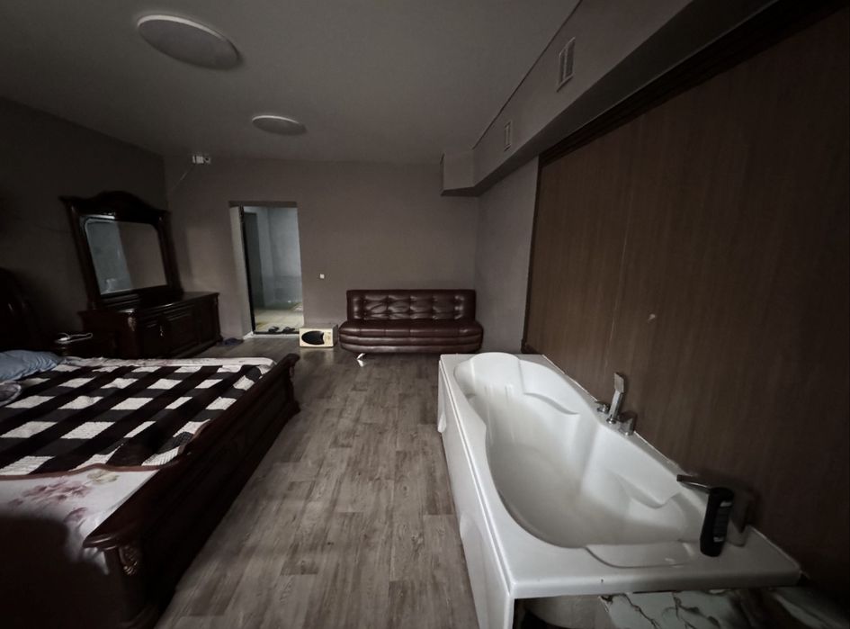 Продам тумбочку/шкаф с зеркалом